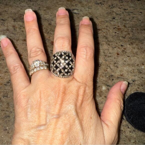 Elegant Silver and Black Women's Wide Ring - Picture 2 of 6